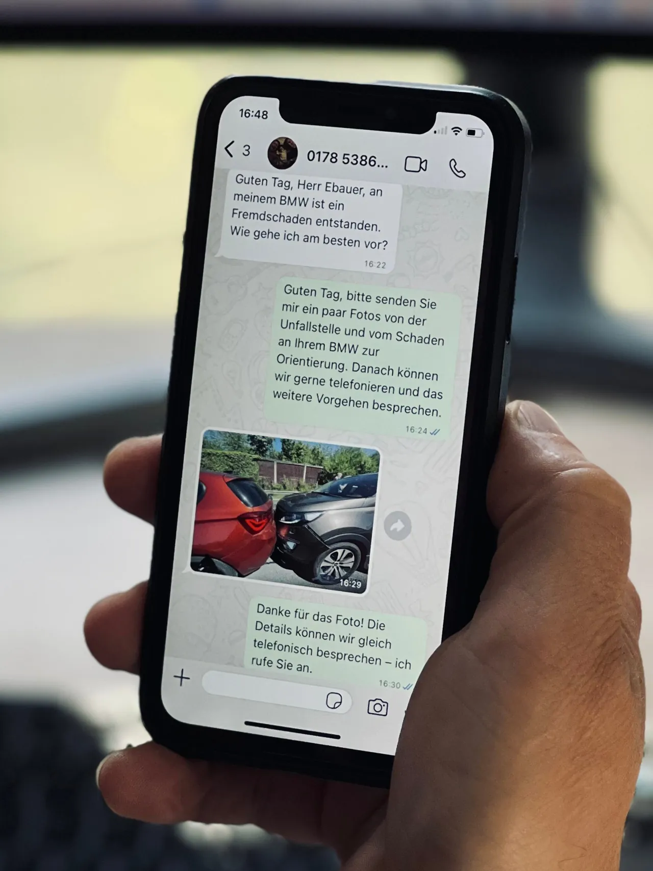 Ersteinschätzung eines Unfallschadens per WhatsApp auf dem Smartphone